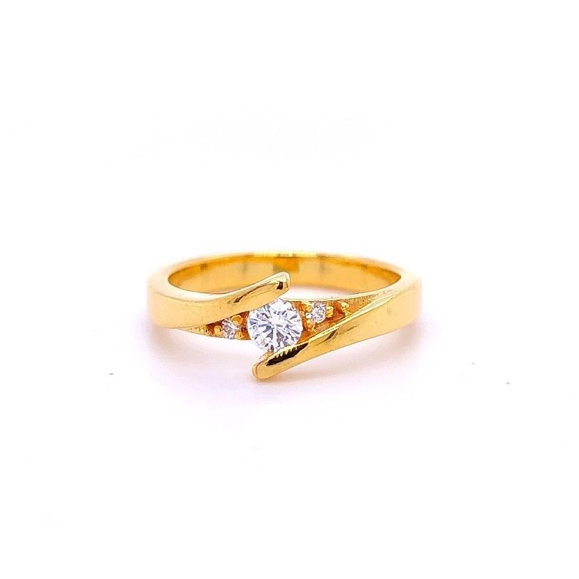 Charming diamond ring