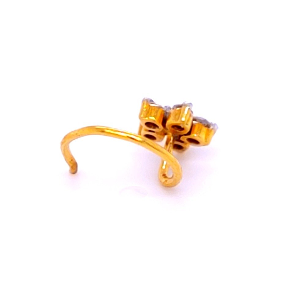 Sanaya six diamond nose pin