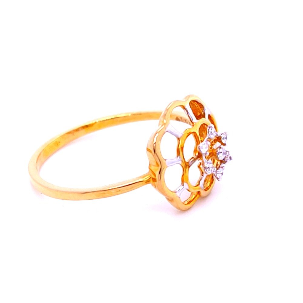 A very unique and floral diamond ring in yellow gold ring