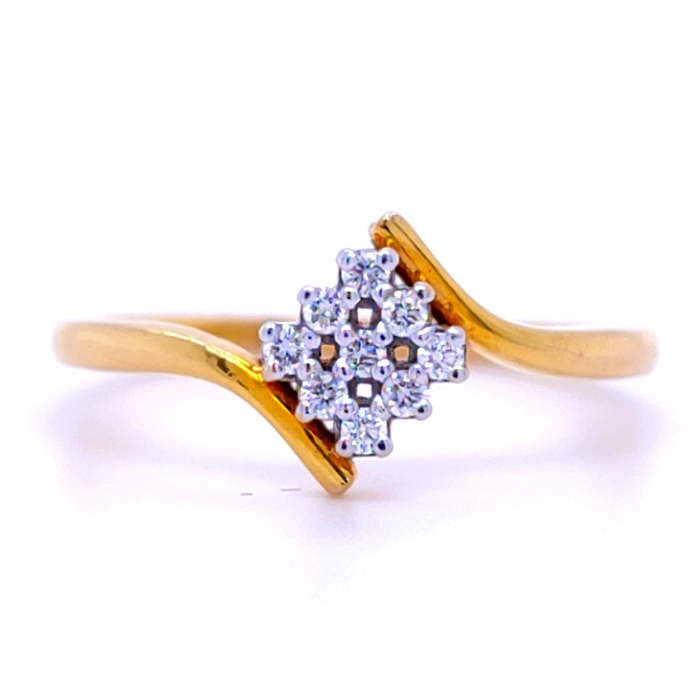 Fabulour 9 diamond cluster ring in 18 kt